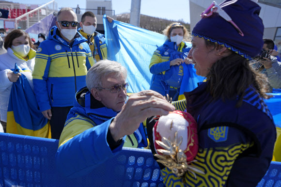 발레리 슈시케비치(왼쪽) 우크라이나 패럴림픽 위원장이 8일 중국 허베이성 장자커우에서 열린 2022 베이징동계패럴림픽 바이애슬론 여자 10㎞ 입식에서 금메달을 딴 이리나 부이(오른쪽)와 축하 인사를 나누고 있다. 장자커우 AP 연합뉴스