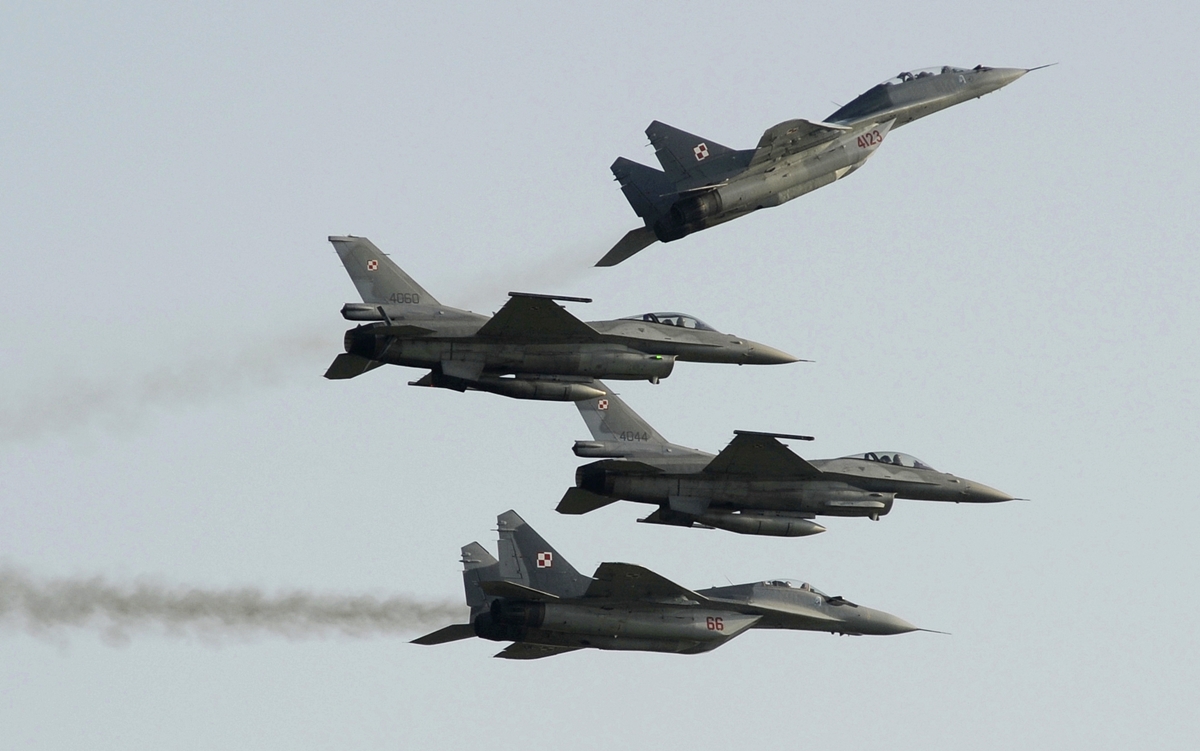 폴란드 공군이 보유한 F-16 전투기와 미그-29 전투기