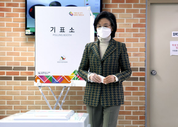 투표하는 노정희 중앙선관위원장