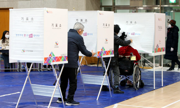 9일 오전 청주시 청원구 우암동 제2투표소가 마련된 우암초등학교에서 지역 주민들이 투표하고 있다. 2022.3.9 연합뉴스