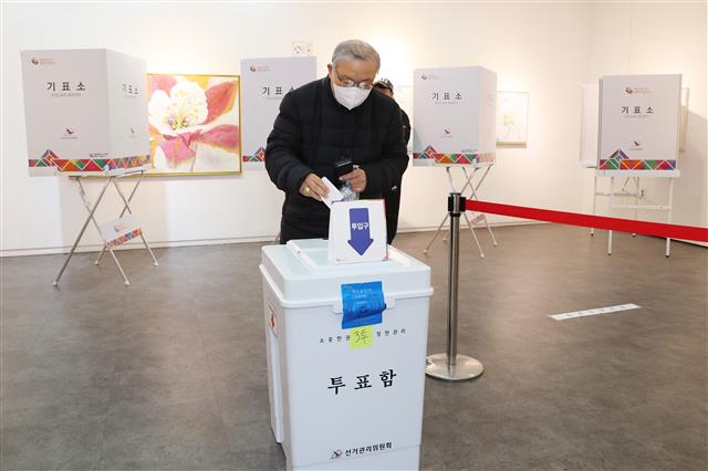 투표하는 염수정 추기경