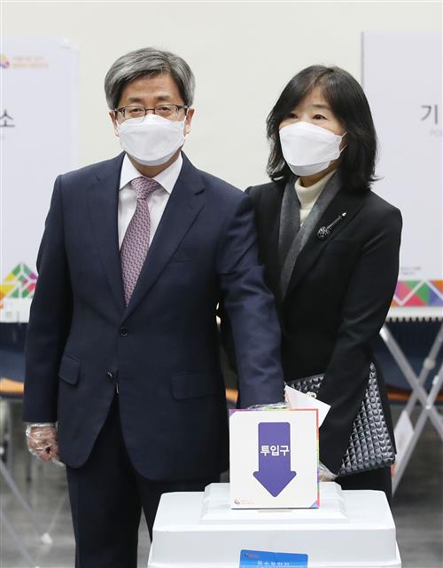 제20대 대선 투표하는 김명수 대법원장