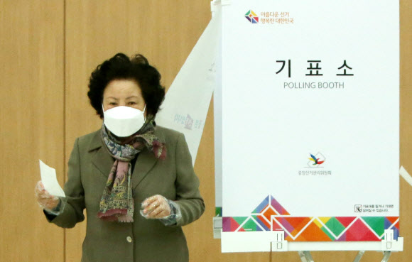 투표하는 권양숙 여사