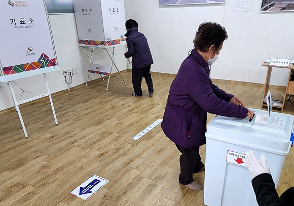 투표하는 동해안 산불 지역 주민