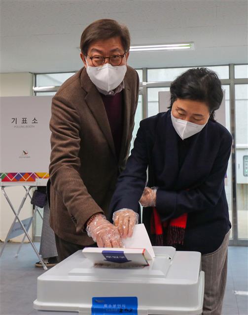 투표하는 박형준 부산시장 내외