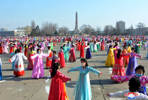 북한, 국제부녀절 맞아 무도회 진행