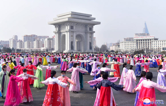 북한, 국제부녀절 맞아 무도회 진행