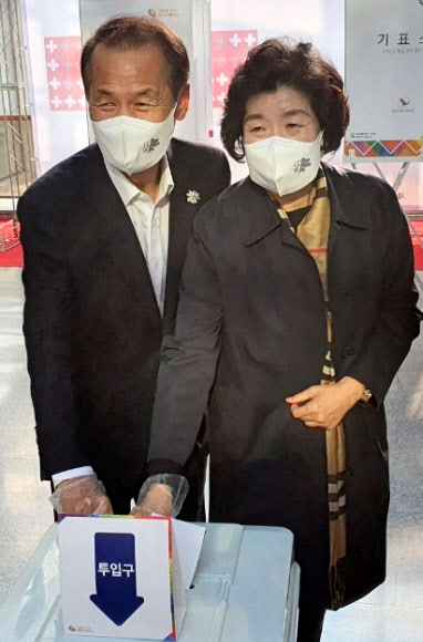 투표하는 최문순 강원지사