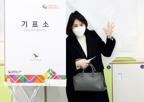 투표하는 김혜경 씨