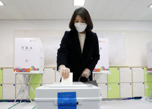 투표하는 김혜경 씨