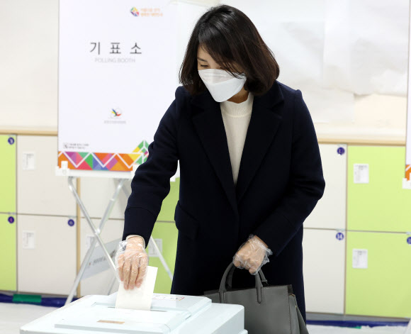 투표하는 김혜경 씨