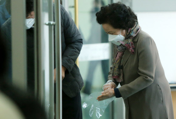 비닐장갑 끼고 투표