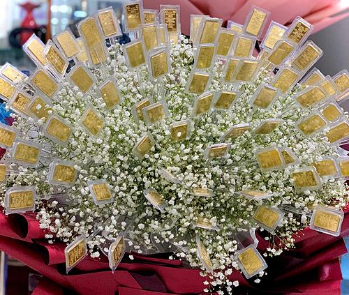 3.75㎏ 상당의 금으로 제작한 꽃다발. VN익스프레스 사이트 캡처