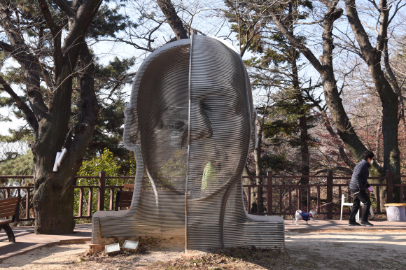 인간의 양면성을 표현한 작품 ‘head space’. 마산박물관 앞에 있다.