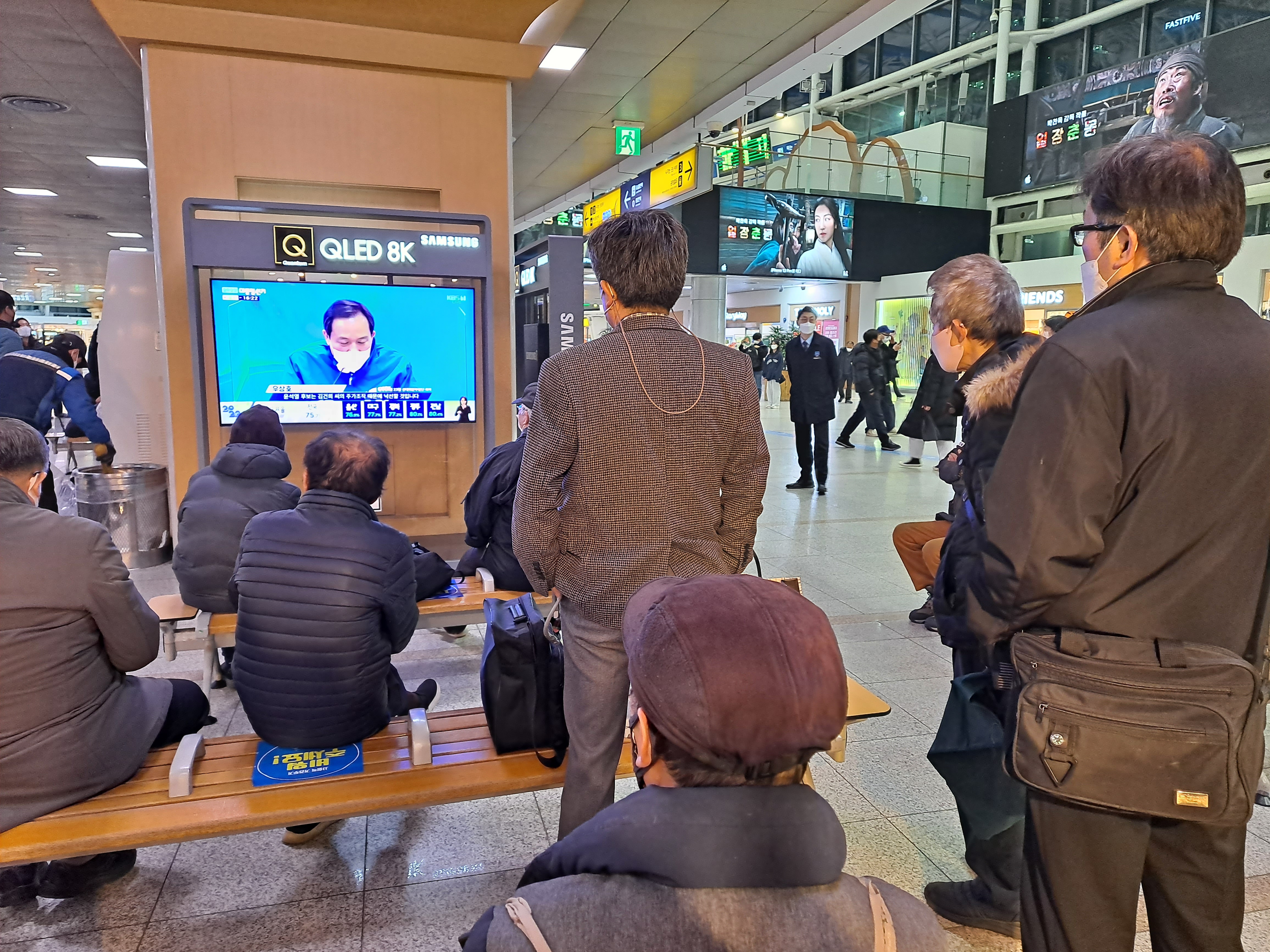 20대 대통령 선거 출구조사 결과 발표가 시작된 9일 오후 7시 30분쯤 서울 중구 서울역에 마련된 모니터 앞에 시민들이 모여 출구조사 방송을 시청하고 있다. 곽소영 기자
