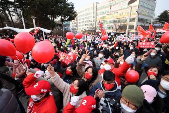 윤석열 대통령 당선인이 20대 대선을 이틀 앞둔 지난 7일 경기 화성시 동탄센트럴파크에서 유세를 하는 가운데 지지자들이 윤 당선인의 연설을 들으며 환호하고 있다. 연합뉴스