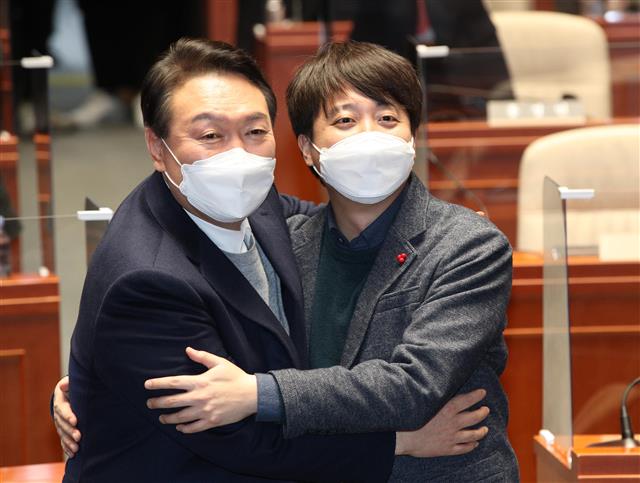 윤석열(왼쪽) 당선인과 이준석 당대표가 지난 1월 6일 국회에서 열린 의원총회에서 포옹하고 있다. 김명국 기자