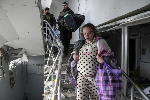 우크라이나 조산원까지 폭격한 러시아