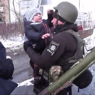 가족 먼저 대피시키는 우크라 경찰
