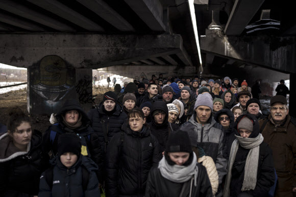 폭파된 다리 아래로 피신한 우크라 이르핀 주민들