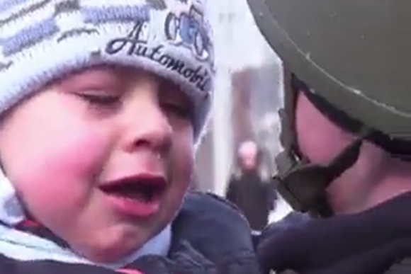 가족 먼저 대피시키는 우크라 경찰