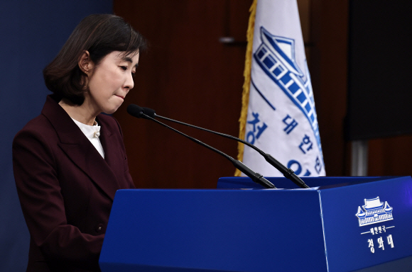 박경미 청와대 대변인이 10일 오전 청와대 브리핑룸에서 문재인 대통령이 국민께 전하는 메시지 발표 도중 울먹이고 있다.  2022. 3. 10 박지환 기자