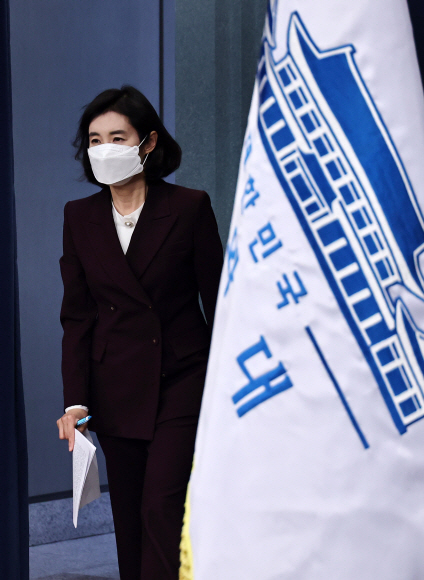 박경미 청와대 대변인이 10일 오전 청와대 브리핑룸에서 문재인 대통령과 윤석열 대통령 당선인의 통화 관련 브리핑을 하기 위해 입장하고 있다.  2022. 3. 10 박지환 기자