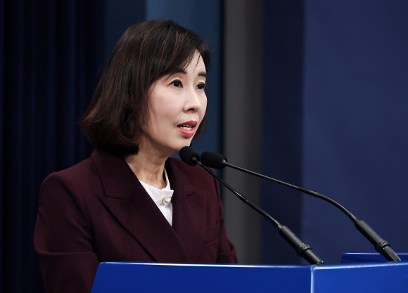 박경미 청와대 대변인이 10일 오전 청와대 브리핑룸에서 문재인 대통령과 윤석열 대통령 당선인의 통화 관련 브리핑을 하고 있다.  2022. 3. 10 박지환 기자