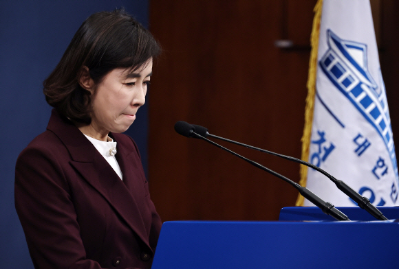 박경미 청와대 대변인이 10일 오전 청와대 브리핑룸에서 문재인 대통령이 국민께 전하는 메시지 발표 도중 울먹이고 있다.  2022. 3. 10 박지환 기자