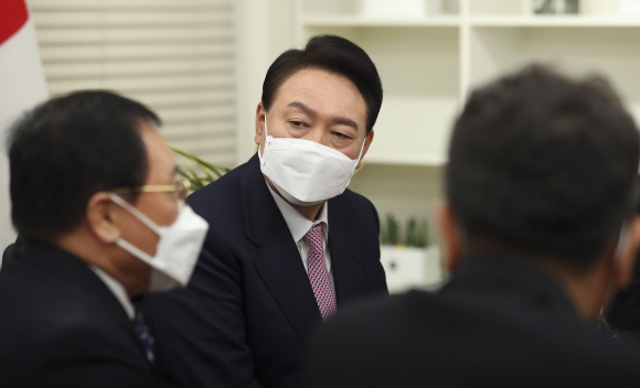 윤석열 대통령 당선인이 10일 오후 서울 여의도 국민의힘 당사에서 유영민 대통령 비서실장과 이철희 정무수석을 접견 하고 있다. 이날 유 비서실장은 윤 당선인에게 문재인 대통령의 축하난을 전달했다. 2022.3.10 김명국 선임기자