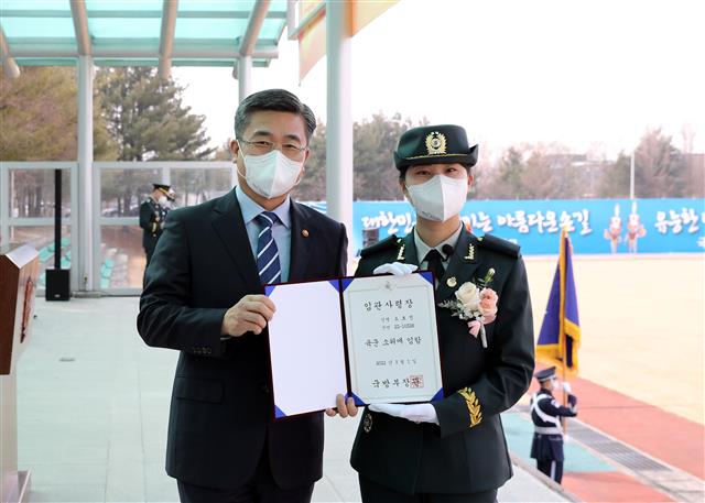 서욱 장관, 국군간호사관학교 임관식‘ 임관사령장 수여