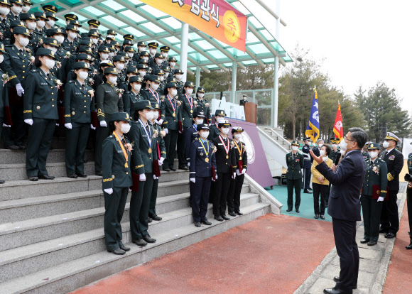 신임 장교들 축하하는 서욱 장관