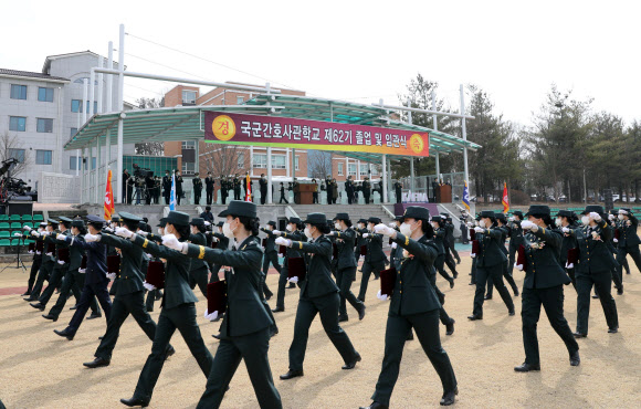 ‘신임 장교들의 당당함’