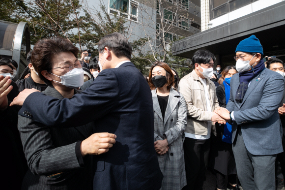 10일 오후 서울 여의도 더불어민주당 중앙당사에서 열린 선거대책위원회 해단식을 마친 이재명 후보가 당사 앞마당에서 기다리고있던 선대위 실무자들과 인사를 하고 있다. 2022.3.10 김명국 선임기자