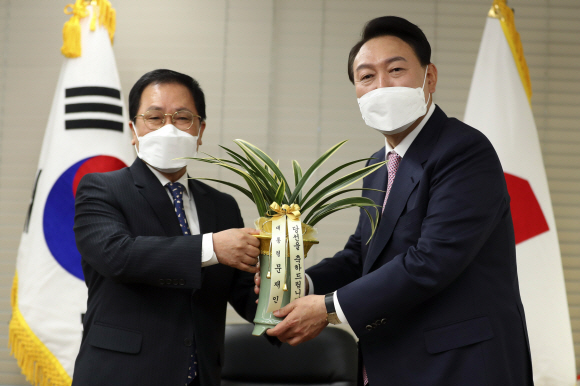 현충원 찾고, 축하 난 받고… 숨 가쁜 첫날 