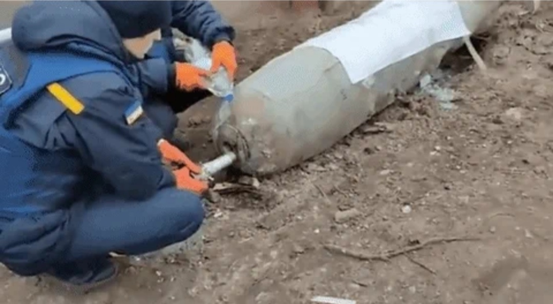 우크라이나 폭발물 처리(EOD) 전문가 2명이 러시아 폭탄을 맨손으로 해체하는 순간이 공개됐다. 트위터 캡처