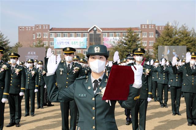 10일 대전 국군간호사관학교에서 열린 제62기 졸업 및 임관식에서 신임장교들이 임관 선서를 하고 있다. 대전 뉴스1