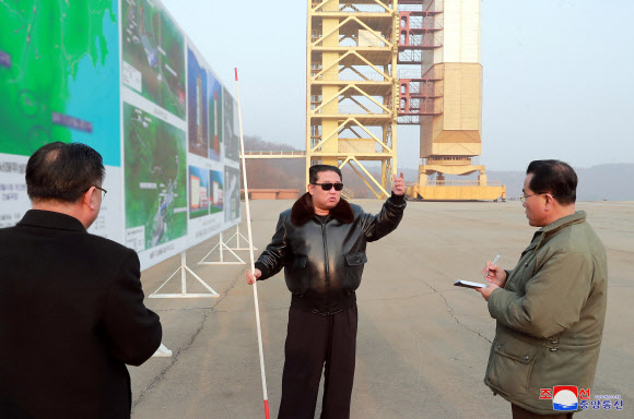 북한 김정은, ICBM 발사가능 서해위성발사장 현지시찰