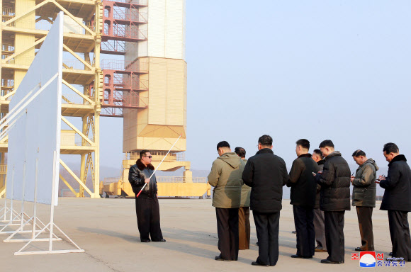 북한 김정은, ICBM 발사가능 서해위성발사장 현지시찰