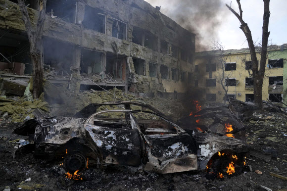 러군 무차별 폭격에 ‘생지옥’으로 변한 우크라 마리우폴