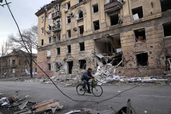 러군 포격에 파괴된 우크라 마리우폴 아파트