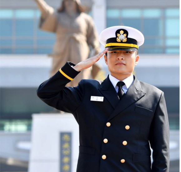 해군사관학교 졸업식…해군?해병 소위 142명 임관