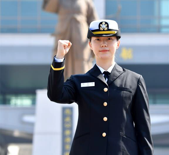 해군사관학교 졸업식…해군?해병 소위 142명 임관