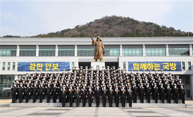 국방부 장관과 신임 소위들의 기념촬영