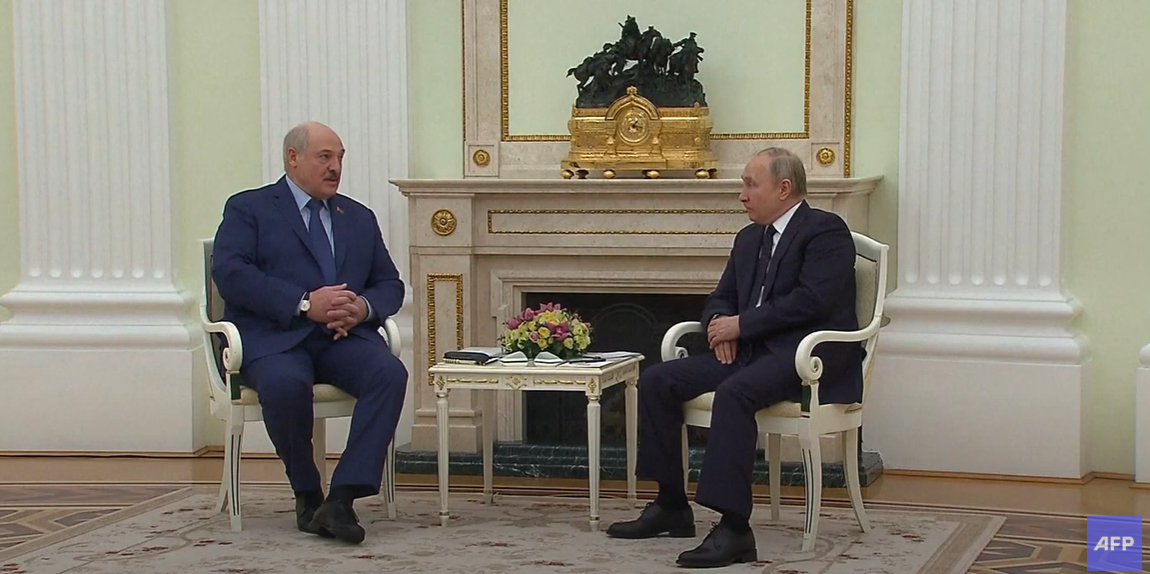 알렉산데르 루카셴코 벨라루스 대통령(왼쪽), 블라디미르 푸틴 러시아 대통령(오른쪽)이 11일(현지시간) 러시아 모스크바 크렘린궁에서 회담하고 있다. 2022.03.11 AFP News Agency 유튜브
