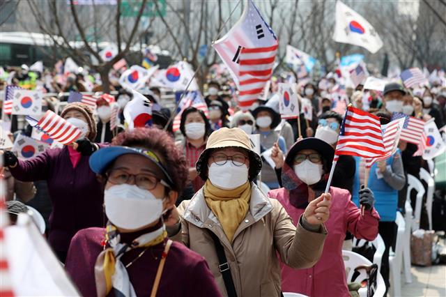 태극기·성조기 손에 들고