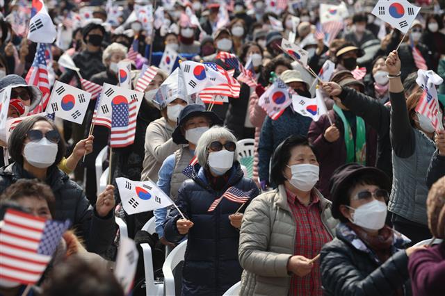 태극기 흔드는 1천만 자유통일 기도회 참가자들