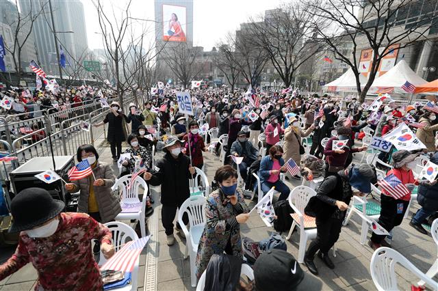 태극기·성조기 손에 든 1천만 자유통일 기도회 참석자들