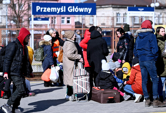 러시아의 침공을 피해 우크라이나를 탈출한 피란민들이 12일(현지시간) 폴란드 남동부 프셰미실에 있는 기차역에 도착해 있다. 프셰미실 EPA 연합뉴스