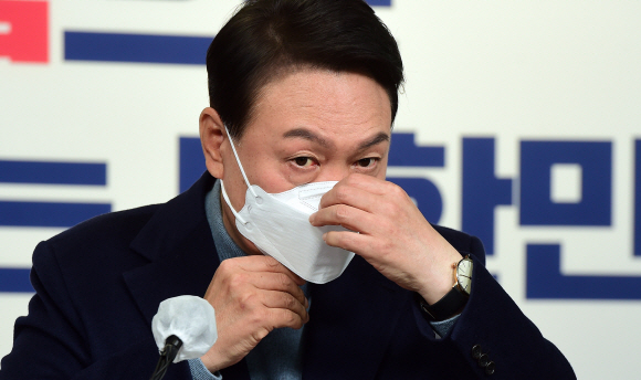 윤석열 대통령 당선인이 13일 서울 여의도 국민의힘 당사에서 대통령직인수위원회 위원장 및 부위원장 인선결과 발표를 마친 뒤 마스크를 쓰고 있다. 윤 당선인은 이날 대통령직 인수위원회 위원장에 안철수 국민의당 대표, 부위원장에는 국민의힘 권영세 의원을 각각 임명했다. 또 기획위원장에는 원희룡 전 제주지사를 선임했다. 2022. 3. 13 정연호 기자